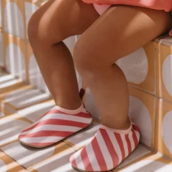 Monnëka Sapatinhos de Praia Stripes Bloom & Blush T24/25 | Proteção UV50+ | Sola Antiderrapante EVA