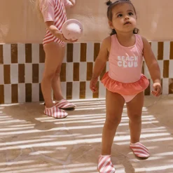Monnëka Sapatinhos de Praia Stripes Bloom & Blush T20/21 | Proteção UV50+ | Sola Antiderrapante EVA
