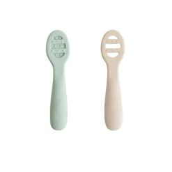 Mushie A Minha Primeira Colher Pack 2 Cambridge Blue/Sand 6m+ | Silicone Alimentar com 2 Fases