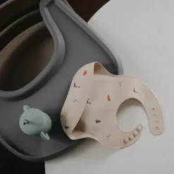 Mushie Babete Silicone Dinossauros +6M | Ajustável e Fácil de Limpar