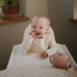 Mushie Babete Silicone +6Meses | Cor Woodchuck - Ajustável e Fácil de Limpar