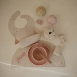 Mushie Babete Silicone +6Meses | Padrão Pretzel - Ajustável e Fácil de Limpar