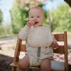 Mushie Babete Silicone +6Meses | Padrão Pretzel - Ajustável e Fácil de Limpar