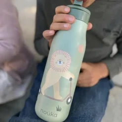 Noüka Garrafa Térmica Infantil Daisy Roary The Lion 475ml | Mantém bebidas frias até 24h