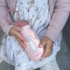Noüka Garrafa Térmica Infantil Lucie Pip The Rabbit 300ml | Com palhinha mantém bebidas frias até 24h